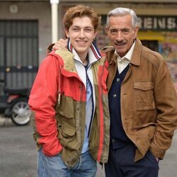 Imanol Arias y Asier Valdestilla en el set de rodaje de 'Cuéntame'