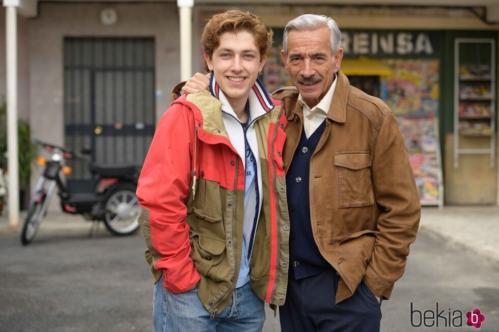 Imanol Arias y Asier Valdestilla en el set de rodaje de 'Cuéntame'