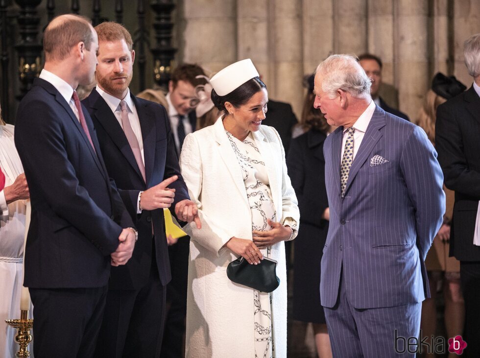 El Príncipe Guillermo y el Príncipe Harry hablan mientras el Príncipe Carlos y Meghan Markle bromean