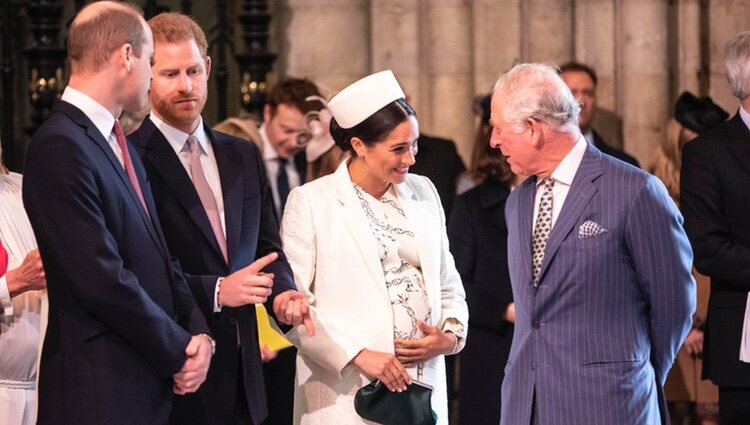 El Príncipe Guillermo y el Príncipe Harry hablan mientras el Príncipe Carlos y Meghan Markle bromean