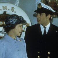 El Príncipe Andrés con la Reina Isabel tras volver de la Guerra de las Malvinas