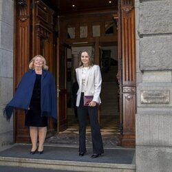 Ingrid Alexandra de Noruega con la Presidenta del Tribunal Supremo de Noruega en su visita por su 18 cumpleaños