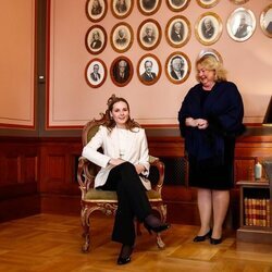 Ingrid Alexandra de Noruega sentada en la Silla del Rey del Tribunal Supremo de Noruega en su visita por su 18 cumpleaños