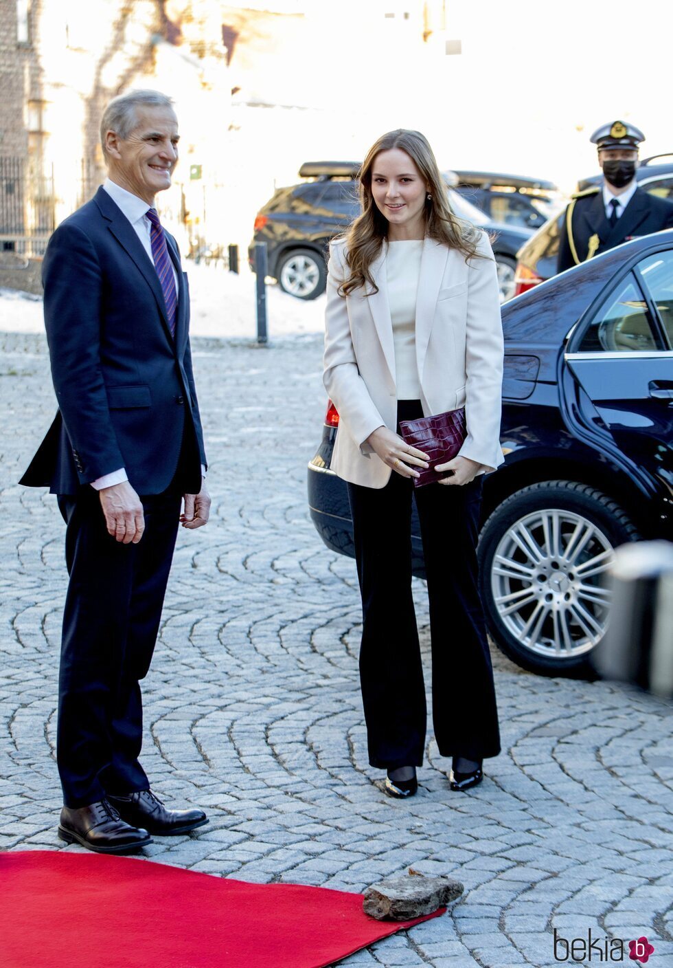 Ingrid Alexandra de Noruega con el Primer Ministro de Noruega, Jonas Gahr Store, en su visita a los tres poderes del Estado por su 18 cumpleaños