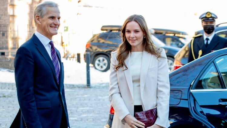 Ingrid Alexandra de Noruega con el Primer Ministro de Noruega, Jonas Gahr Store, en su visita a los tres poderes del Estado por su 18 cumpleaños