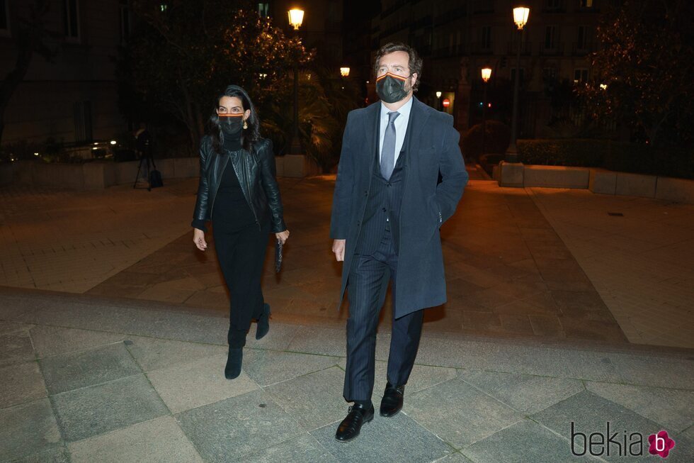 Rocío Monasterio e Iván Espinosa de los Monteros en el funeral de Jaime Ostos en Madrid