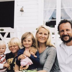 Haakon y Mette-Marit de Noruega con sus hijos Marius, Ingrid Alexandra y Sverre Magnus cuando eran pequeños