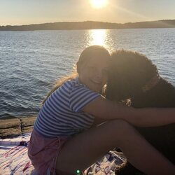 Ingrid Alexandra de Noruega posando con su perro junto a un fiordo