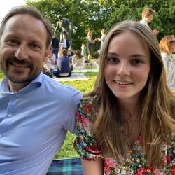 Haakon de Noruega y su hija Ingrid Alexandra de Noruega en un picnic