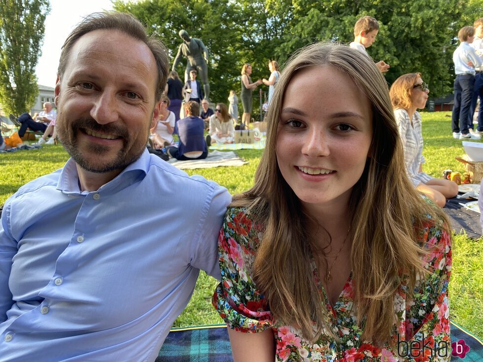 Haakon de Noruega y su hija Ingrid Alexandra de Noruega en un picnic