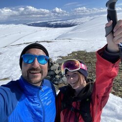 Haakon de Noruega y su hija Ingrid Alexandra de Noruega en las montañas