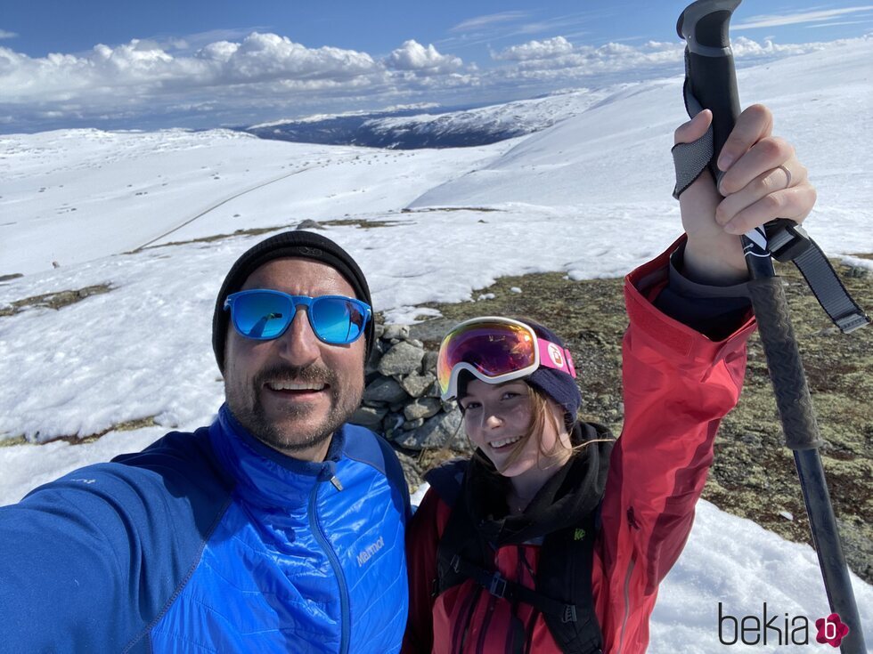 Haakon de Noruega y su hija Ingrid Alexandra de Noruega en las montañas