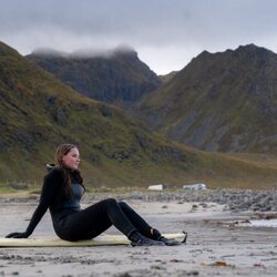 Ingrid Alexandra de Noruega, sentada sobre su tabla de surf