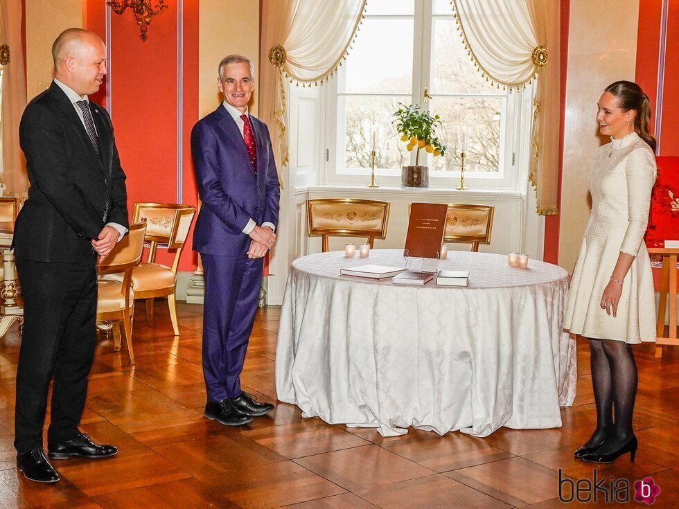 Ingrid Alexandra de Noruega en su 18 cumpleaños con el Primer Ministro de Noruega y el Ministro de FInanzas de Noruega