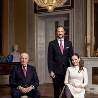 Harald de Noruega, Haakon de Noruega e Ingrid Alexandra de Noruega en un posado por el 18 cumpleaños de Ingrid Alexandra de Noruega