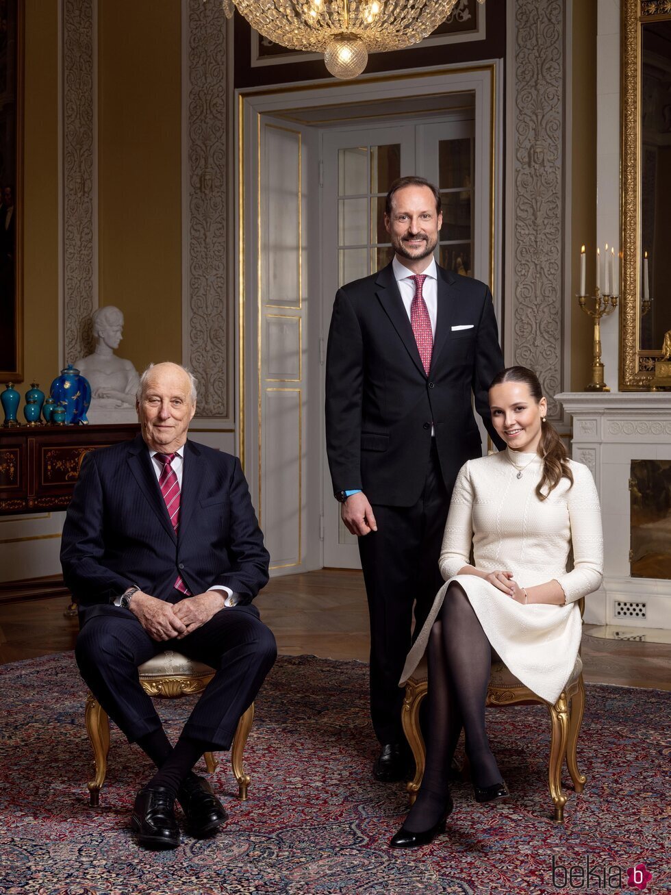 Harald de Noruega, Haakon de Noruega e Ingrid Alexandra de Noruega en un posado por el 18 cumpleaños de Ingrid Alexandra de Noruega