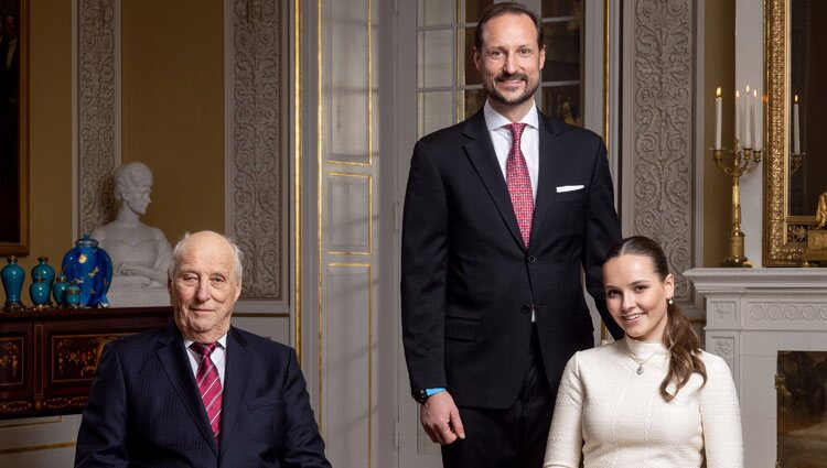 Harald de Noruega, Haakon de Noruega e Ingrid Alexandra de Noruega en un posado por el 18 cumpleaños de Ingrid Alexandra de Noruega