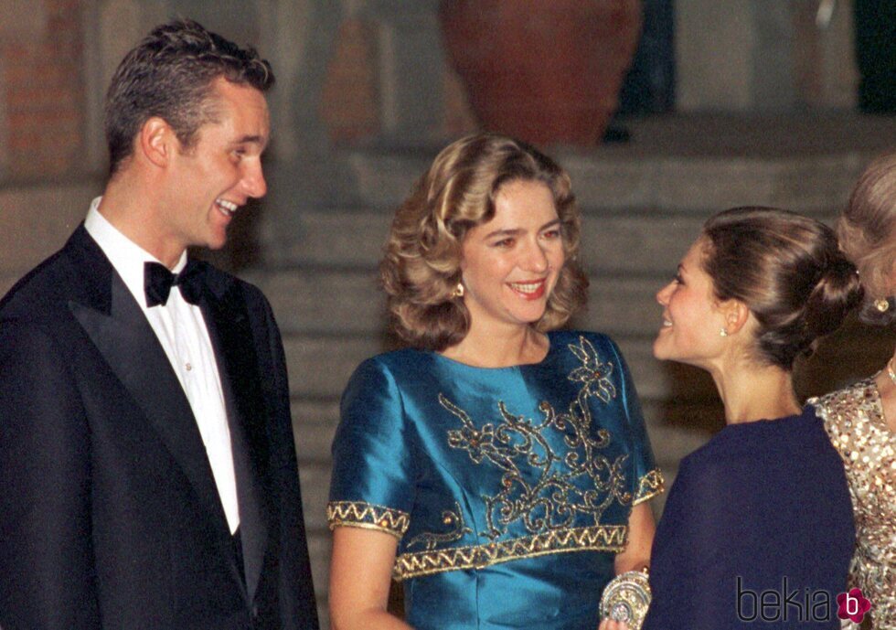 La Infanta Cristina e Iñaki Urdangarin con Victoria de Suecia en la recepción previa a su boda