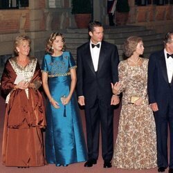 La Infanta Cristina e Iñaki Urdangarin con sus respectivos padres y la Infanta Elena en la recepción previa a su boda