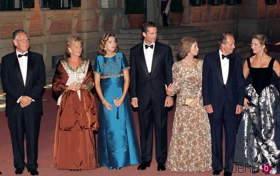 La Infanta Cristina e Iñaki Urdangarin con sus respectivos padres y la Infanta Elena en la recepción previa a su boda