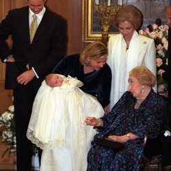 Juan Urdangarin en su bautizo con la Infanta Cristina e Iñaki Urdangarin, la Reina Sofía y la Condesa de Barcelona