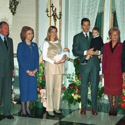 Pablo Urdangarin en su presentación con sus padres, su hermano Juan Urdangarin y sus abuelos