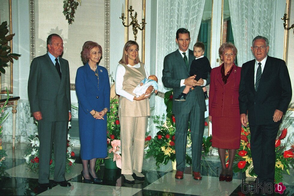 Pablo Urdangarin en su presentación con sus padres, su hermano Juan Urdangarin y sus abuelos