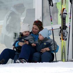 La Infanta Cristina con sus hijos Juan y Pablo Urdangarin en Baqueira Beret cuando eran pequeños