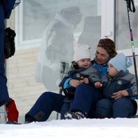 La Infanta Cristina con sus hijos Juan y Pablo Urdangarin en Baqueira Beret cuando eran pequeños