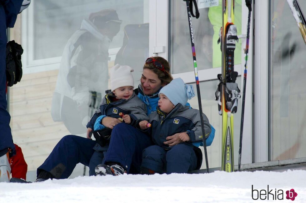 La Infanta Cristina con sus hijos Juan y Pablo Urdangarin en Baqueira Beret cuando eran pequeños