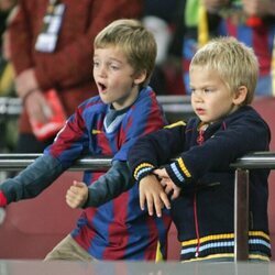 Pablo Urdangarin y Miguel Urdangarin viendo un partido cuando eran pequeños