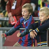 Pablo Urdangarin y Miguel Urdangarin viendo un partido cuando eran pequeños