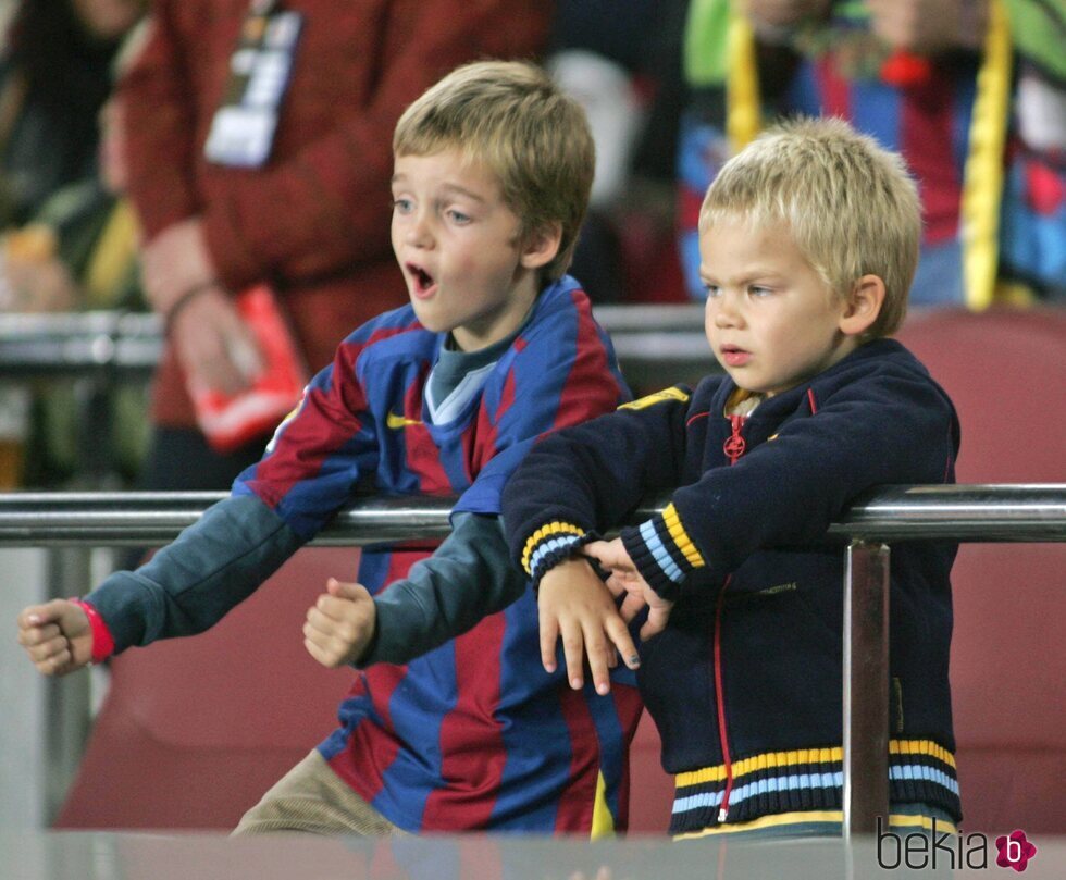 Pablo Urdangarin y Miguel Urdangarin viendo un partido cuando eran pequeños