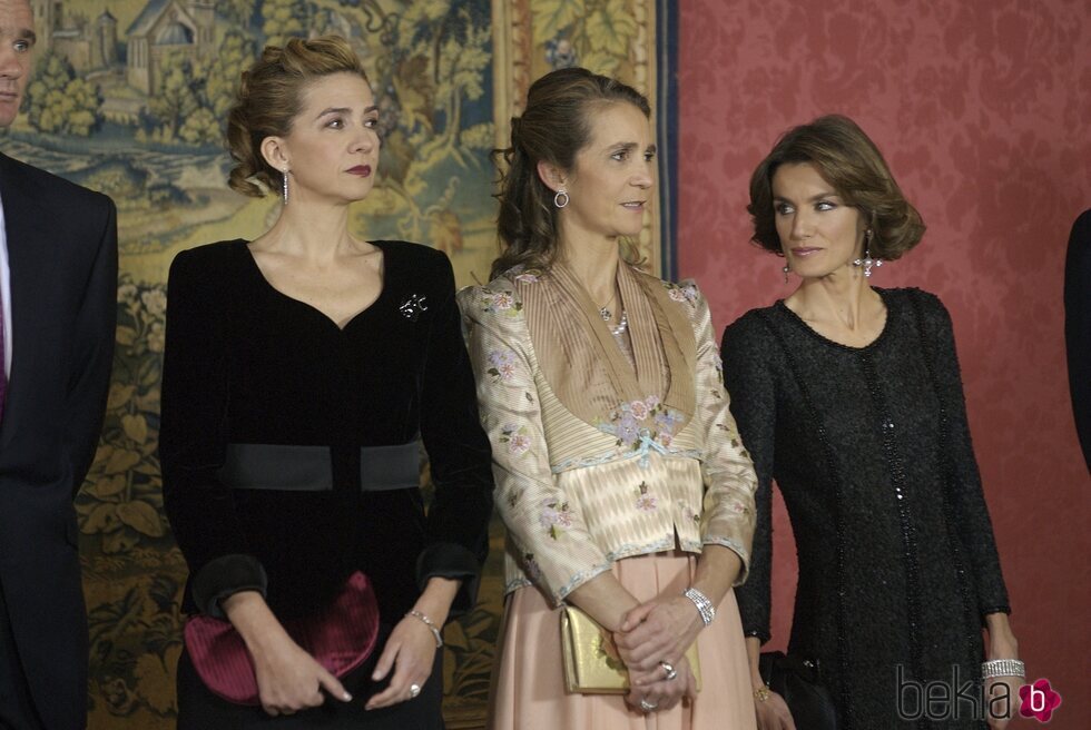 La Reina Letizia y las Infantas Elena y Cristina en el 70 cumpleaños del Rey Juan Carlos