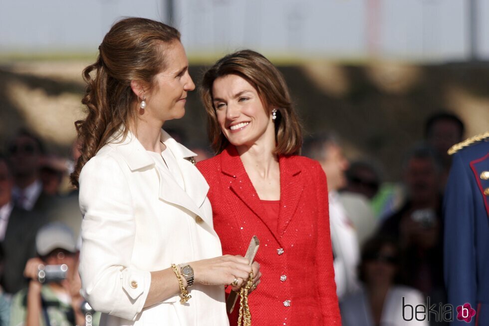 La Reina Letizia y la Infanta Elena, muy cómplices en 2008