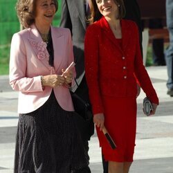 La Reina Sofía y la Reina Letizia, muy cómplices en un acto en 2008