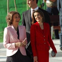 La Reina Sofía y la Reina Letizia, muy cómplices en un acto en 2008