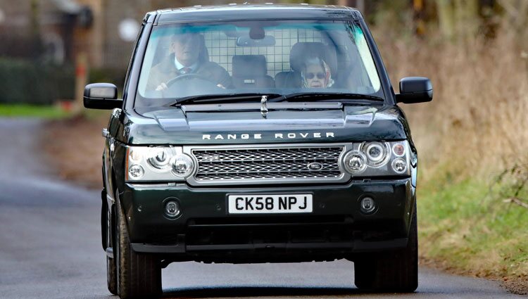 La Reina Isabel en coche por Sandringham por su 70 aniversario de reinado