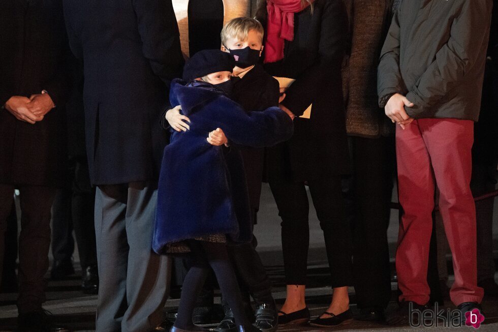 Jacques y Gabriella de Mónaco dándose un abrazo en Santa Devota 2022