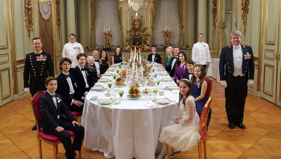 Margarita de Dinamarca con sus hijos, nueras, nietos y su hermana Benedicta en la cena por su 50 aniversario de reinado