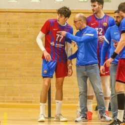 Pablo Urdangarin recibe indicaciones en un partido con el Barça B de balonmano