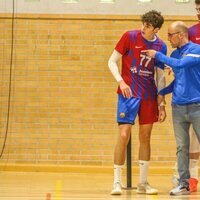 Pablo Urdangarin recibe indicaciones en un partido con el Barça B de balonmano