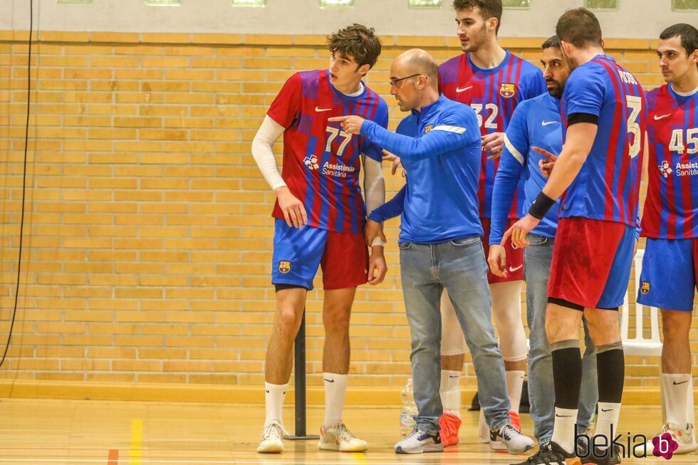 Pablo Urdangarin recibe indicaciones en un partido con el Barça B de balonmano