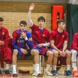 Pablo Urdangarin en el banquillo con sus compañeros de equipo