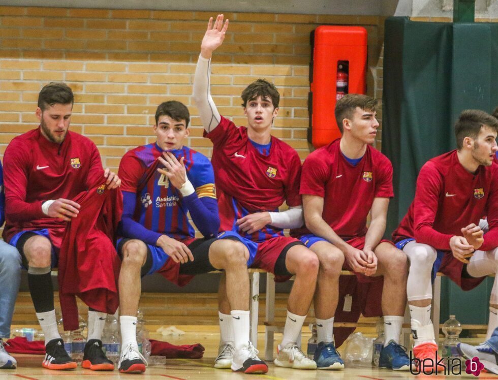 Pablo Urdangarin en el banquillo con sus compañeros de equipo