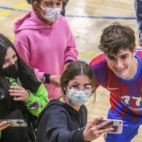 Pablo Urdangarin haciéndose selfies con unas chicas tras un partido de balonmano