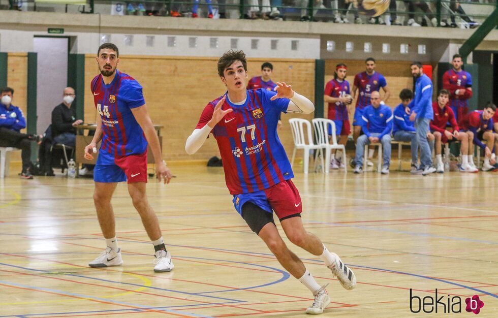 Pablo Urdangarin jugando un partido de balonmano con su equipo