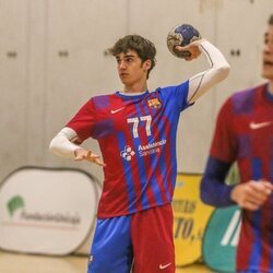 Pablo Urdangarin con el balón en un partido con el Barça B de balonmano