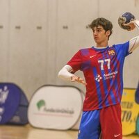 Pablo Urdangarin con el balón en un partido con el Barça B de balonmano