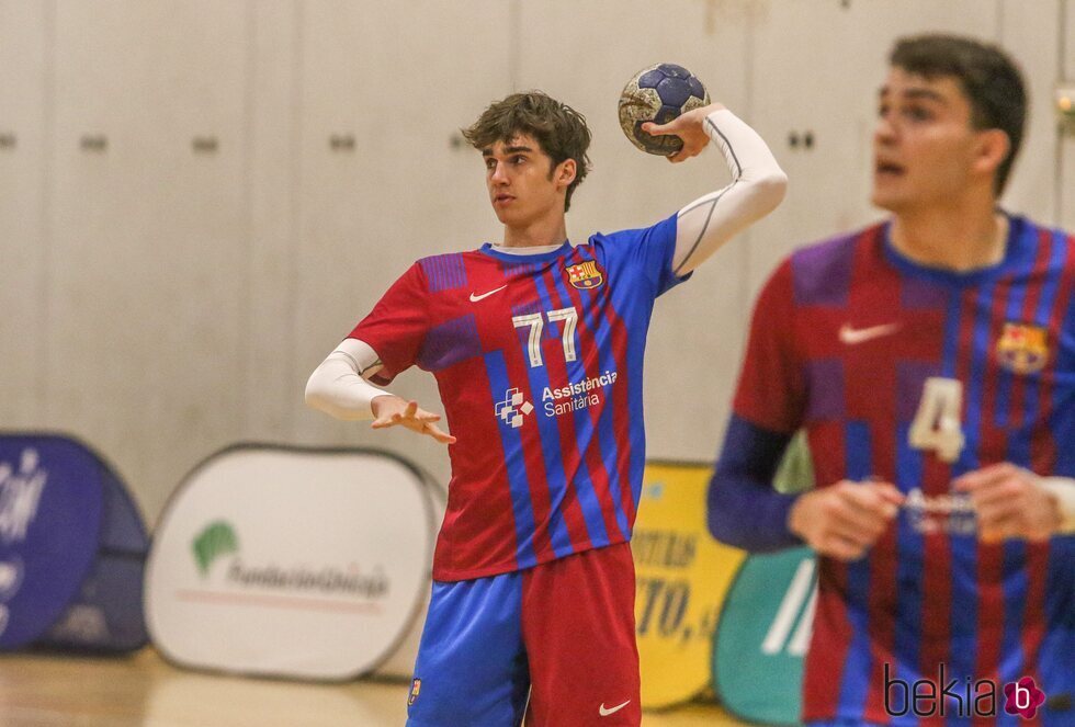 Pablo Urdangarin con el balón en un partido con el Barça B de balonmano